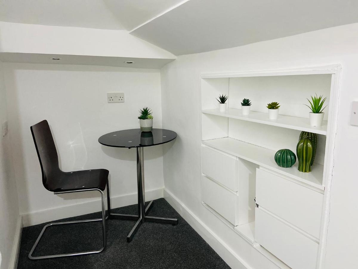 Spacious 3 Bed Apartment, En-Suites, Near Train Station! Watford  Exterior foto